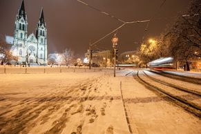Galerie: Sníh znovu zasypal Česko. Noční vánice objektivem čtenářů Aktuálně.cz