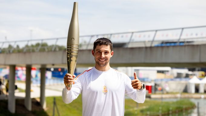 Jiří Prskavec s olympijskou pochodní.