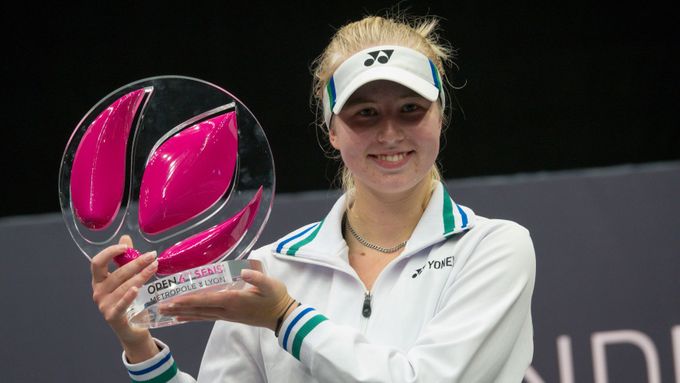 Osmnáctiletá Clara Tausonová se svou první dospělou trofejí.