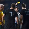 MS 2015, finále, Nový Zéland-Austrálie: rozhodčí Nigel Owens dává žlutou kartu Benu Smithovi