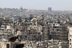 Bombardování Aleppa pokračuje, sobotní nálety nepřežilo nejméně 25 lidí. Boje o Handarát trvají