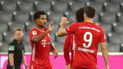 1. kolo německé fotbalové ligy 2020/21, Bayern - Schalke: Serge Gnabry (vlevo) slaví gól Bayernu