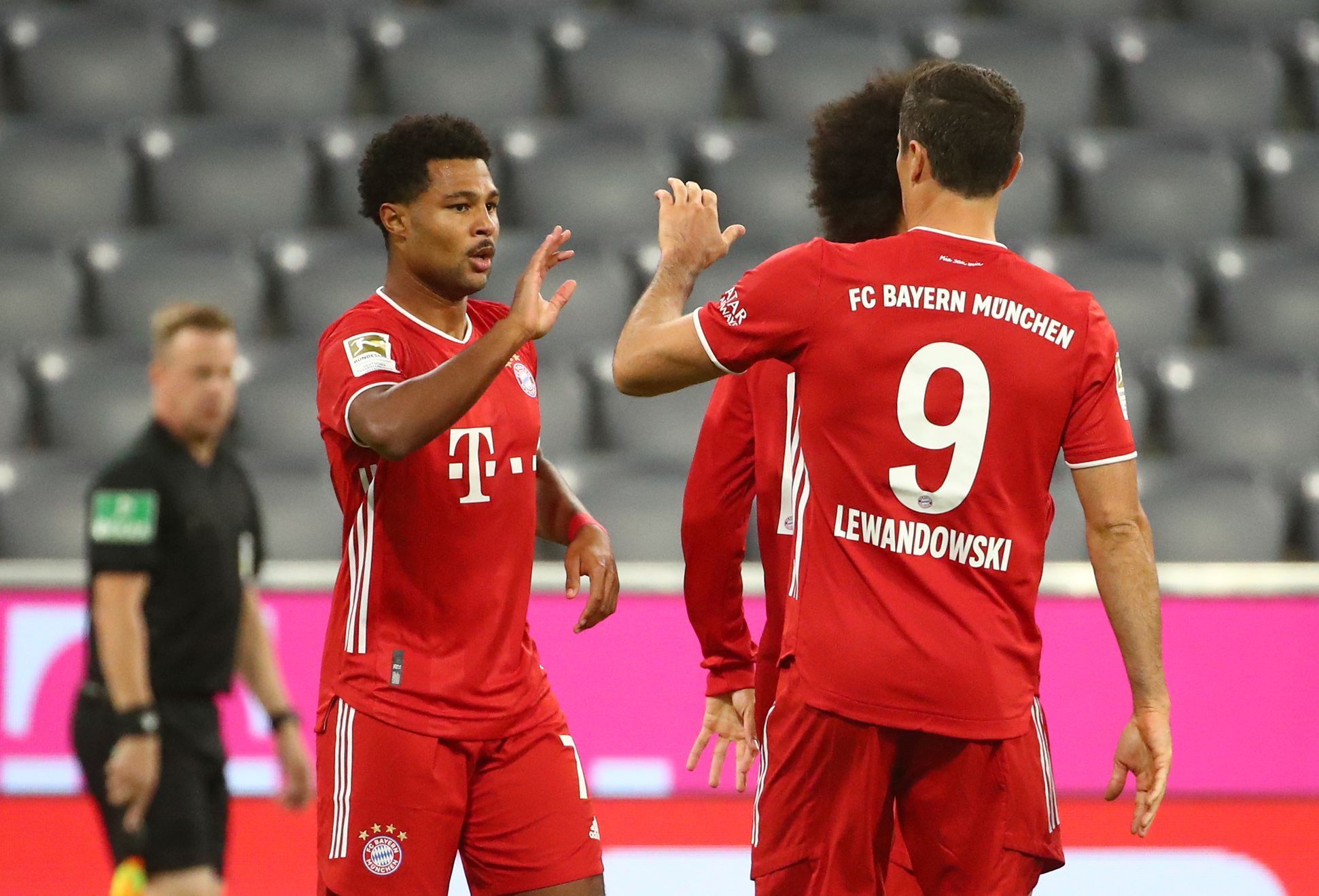 1. kolo německé fotbalové ligy 2020/21, Bayern - Schalke: Serge Gnabry (vlevo) slaví gól Bayernu