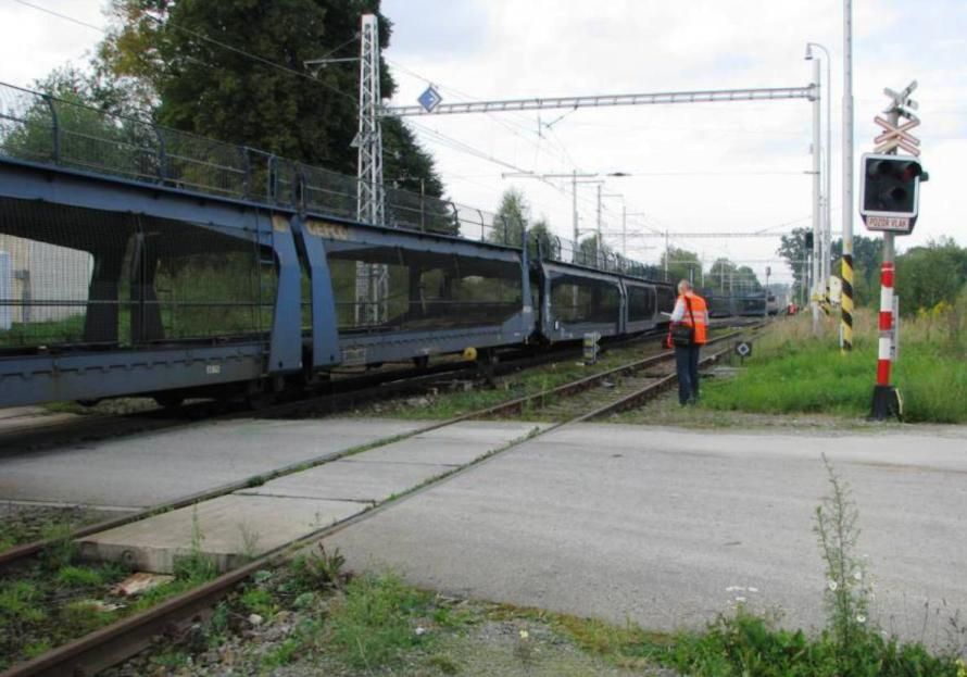 Na jihu Čech vjel řidič pod vlak, náraz nepřežil
