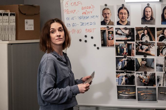 Záběr z nové řady seriálu Kriminálka Anděl. Na snímku Marta Dancingerová v roli poručice Anety Kolářové.