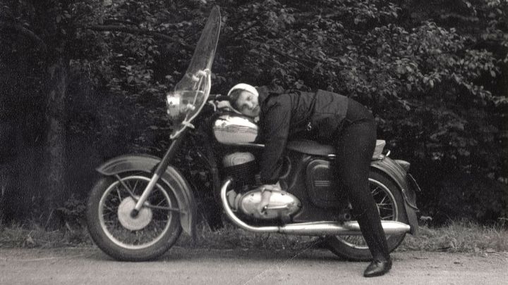 Československo, země motocyklová. Jedinečné fotky Jaw, ČZ, nenajdete na nich babičku?