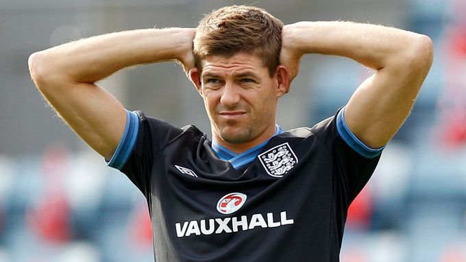Steven Gerrard vyhlíží kapku rozpačitě. Vzhledem ke stavu anglického kádru není divu
