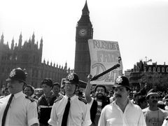 Protesty na londýnském Westminster Bridge proti vydání Satanských veršů, květen 1989.
