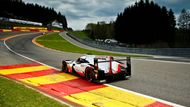 Porsche také první odjelo do slavné zatáčky Eau Rouge a během závodu se oba zbylé tovární týmy v elitní třídě prototypů LMP1 přetahovaly o vítězství.