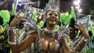 Drum Queen Camila Silva of the Mocidade Independente samba school dances on the first night of the annual Carnival parade in Rio de Janeiro's Sambadrome, February 11, 2013. REUTERS/Pilar Olivares (BRAZIL - Tags: SOCIETY) Published: Úno. 11, 2013, 5:19 dop.