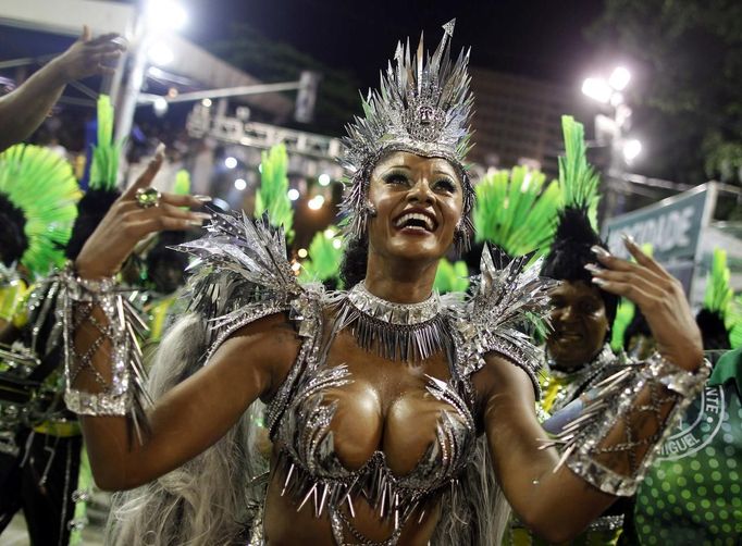 Drum Queen Camila Silva of the Mocidade Independente samba school dances on the first night of the annual Carnival parade in Rio de Janeiro's Sambadrome, February 11, 2013. REUTERS/Pilar Olivares (BRAZIL - Tags: SOCIETY) Published: Úno. 11, 2013, 5:19 dop.