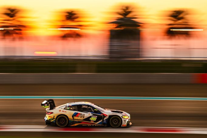 BMW M4 GT3 posádky Valentino Rossi, Nick Yelloly a Dries Vanthoor v závodě na 12 hodin v Abú Zabí