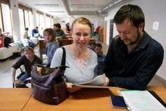 Nezaměstnaných ubývá, volných míst je dostatek