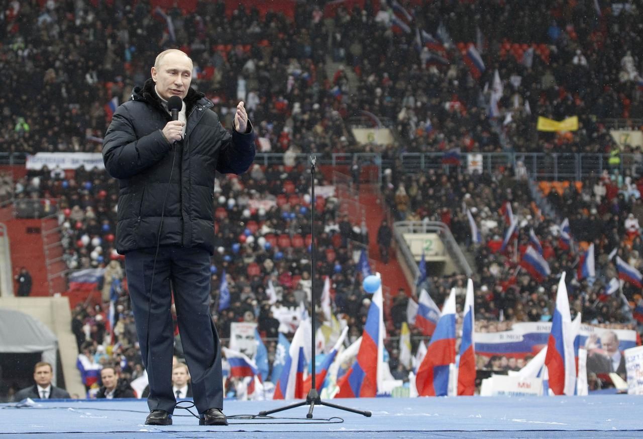 V Moskvě demonstrují desetitisíce Putinových přívrženců