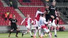 Souboj před brankou v zápase Evropské ligy Slavia Praha - Bayer Leverkusen