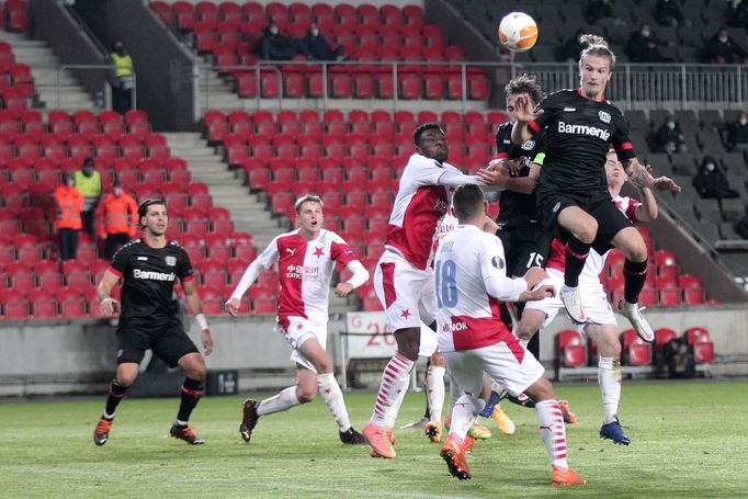 Souboj před brankou v zápase Evropské ligy Slavia Praha - Bayer Leverkusen