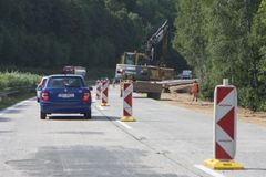 Nehoda auta s vozíkem zablokovala D1 na Benešovsku