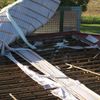 Bouřka lámala stromy a trhala střechy