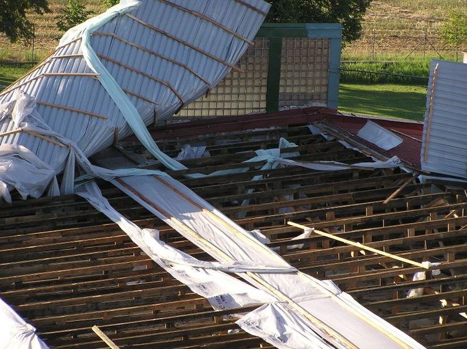 Bouřka utrhla kus střechy ze základny Středočeských hasičů