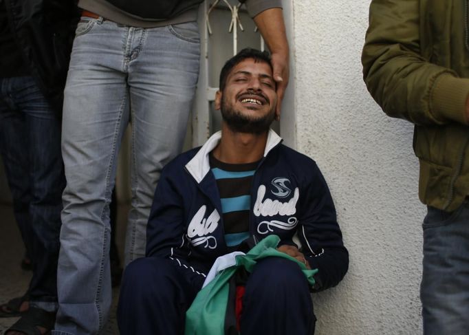 The father of Palestinian baby girl Hanen Tafish, who according to hospital officials was killed in an Israeli air strike, mourns at a hospital in the northern Gaza Strip November 16, 2012. Israel's military denied on Friday that it had carried out attacks in the Gaza Strip during a visit to the enclave by Egypt's prime minister. The Islamist Hamas group said Israel launched air strikes, killing two people, during the visit by Egypt's Hisham Kandil. The Israeli military said it had not carried out any attacks after he arrived in the enclave. REUTERS/Mohammed Salem (GAZA - Tags: POLITICS CIVIL UNREST) Published: Lis. 16, 2012, 10:08 dop.