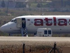 Svobodě vstříc. Neidentifikované osoby opouštějí unesené letadlo společnosti Atlasjet, které nouzově přistálo na letišti v Antalyi