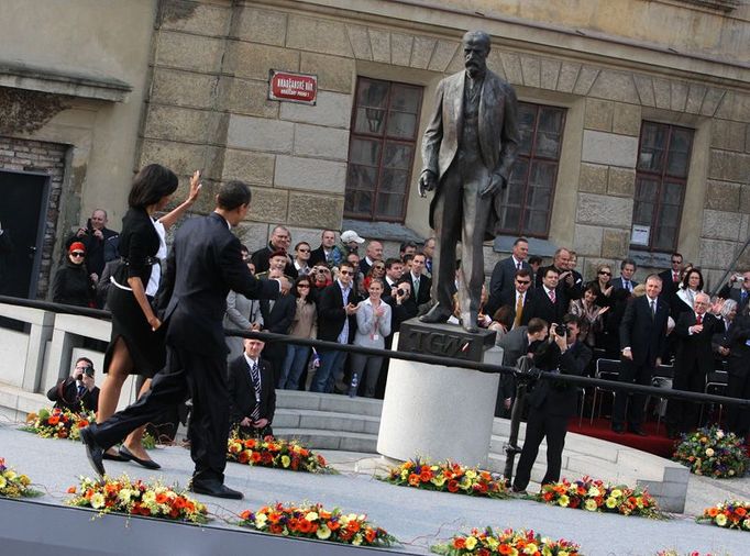 Barack Obama přichází se svojí ženou Michelle před dav na Hradčanském náměstí.