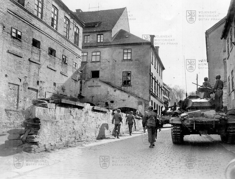 Američtí vojáci procházejí na konci dubna 1945 Aší.