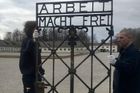 Do Dachau se vrátila brána s nápisem Arbeit macht frei. Před dvěma lety ji někdo ukradl