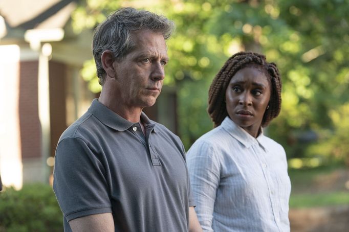 Ben Mendelsohn a Cynthia Erivo v Outsiderovi.