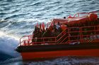 Italové mají kontrolu nad lodí s uprchlíky, pašeráci zmizeli