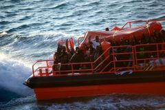 Italové mají kontrolu nad lodí s uprchlíky, pašeráci zmizeli