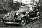 ZIS 101 - Čtyřdveřový vůz se vyráběl od roku 1936 až do začátku války. Zaujal pohlednou dobovou karoserií i motorem. Poháněl ho řadový benzinový osmiválec. Podle dobové propagandy mohla sportovní verze jet rychlostí až 180 km/h.