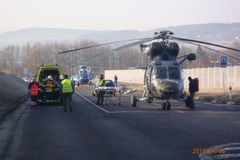 Dálnici D7 ve směru na Slaný uzavřela na 10. kilometru nehoda, při incidentu zemřelo dítě