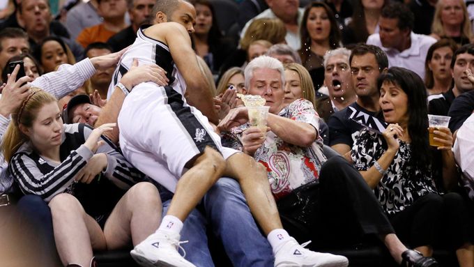 Tony Parker, který se ocitl mezi diváky, pomohl k drtivé výhře Spurs 22 body.
