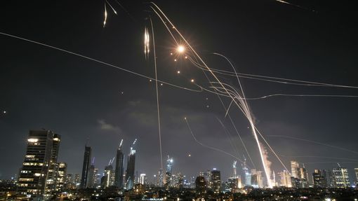 Izraelský protiraketový deštník Iron Dome chránil v pátek večer metropoli Tel Aviv před údery íránských raket a dronů; 13. června 2025.