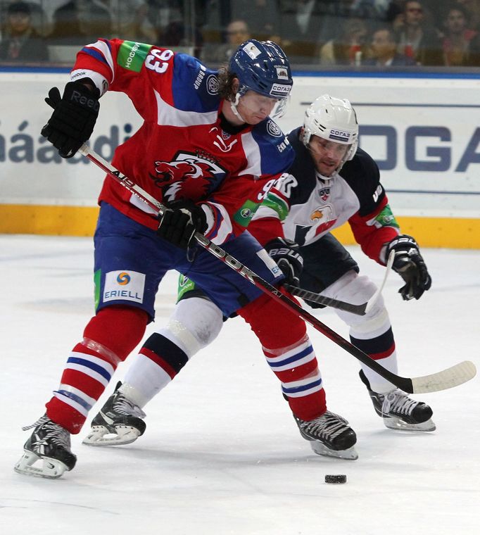 Hokejista Lva Praha Jakub Voráček v souboji s Jánem Tabačkem v utkání KHL 2012/13 proti Slovanu Bratislava.