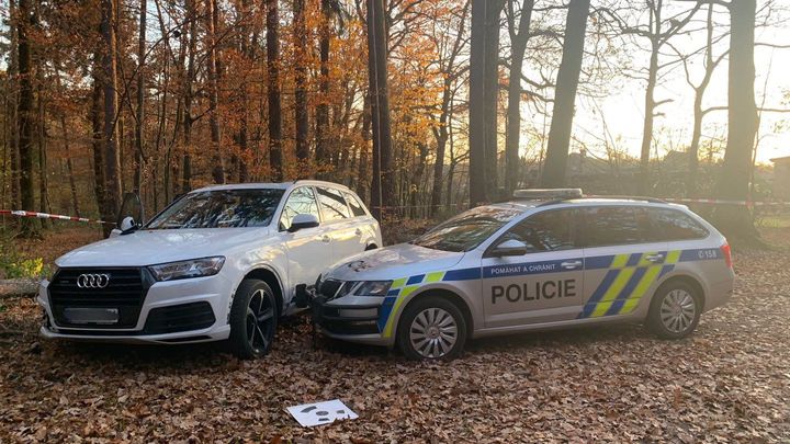 Policisté vystřelili na Barrandovském mostě na kradené auto. Srazilo jednoho z nich; Zdroj foto: Twitter Policie ČR