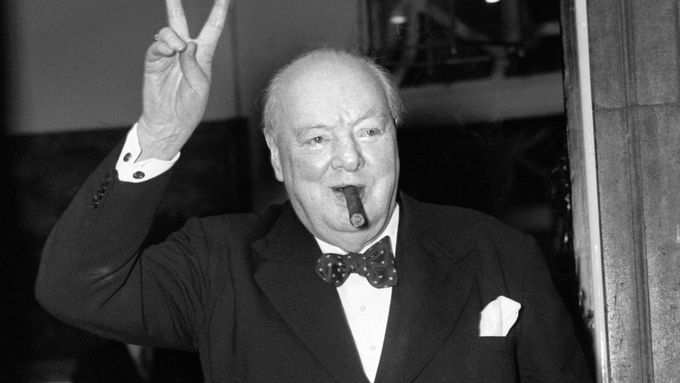Winston Churchill a jeho typické gesto.