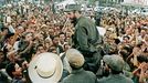 Fidel Castro rozmlouvá s davy, zatímco jeho ozbrojená kolona projíždí městy a vesnicemi na cestě k osvobození La Havany. 1959. Kolorováno