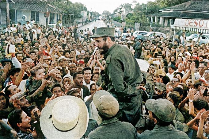 Fidel Castro rozmlouvá s davy, zatímco jeho ozbrojená kolona projíždí městy a vesnicemi na cestě k osvobození La Havany. 1959. Kolorováno