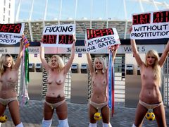 Hnutí Femen žádá regulaci prostituce během fotbalového ME v Polsku a na Ukrajině.