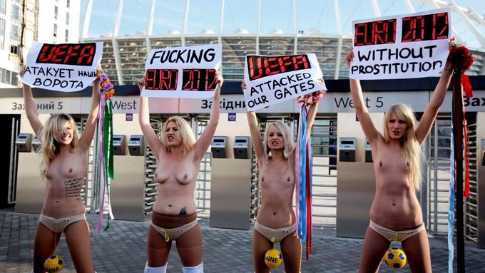 FOTO Polonahé Ukrajinky demonstrovaly proti prostituci na Euru