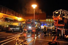 V Praze hořel hotel. Hasiči museli evakuovat 200 lidí, škoda je asi milion korun
