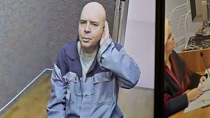Zdeněk Navrátil (dříve Vocásek) při videokonferenčním jednání Okresního soudu v Mostě, který rozhodoval o jeho žádosti o propuštění, 17. září 2025, Most.