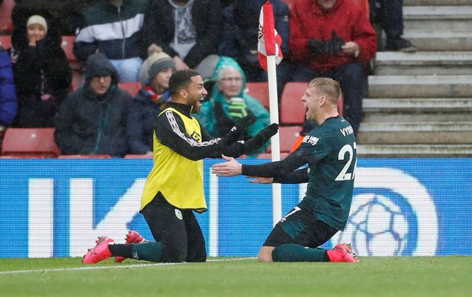 Matěj Vydra přijímá gratulaci od Aarona Lennona. Čech rozhodl o výhře Burnley na hřišti Southamptonu.