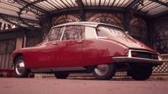 Že se Citroënu DS přezdívá bohyně, ví asi každý. Ne každý ale tuší, že toto slovo je vlastně obsaženo ve jméně limuzíny. I když písmena DS na první dobrou skutečně nic neznamenají, pokud je vyslovíte ve francouzštině, dostanete slovo déesse, v překladu bohyně.