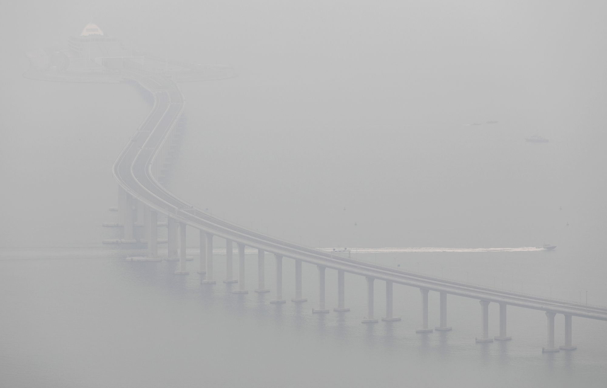 Nejdelší most na světě spojuje Hongkong a Macao.