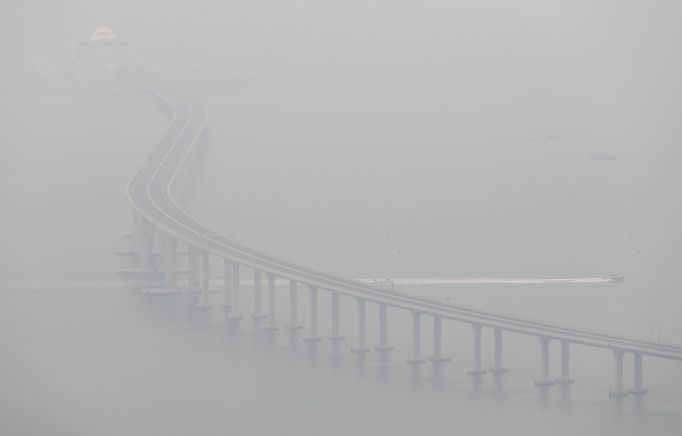 Nejdelší most na světě spojuje Hongkong a Macao.