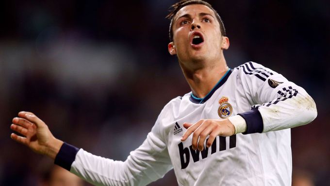 Cristiano Ronaldo se raduje po jednom ze svých tří gólů do sítě La Coruni