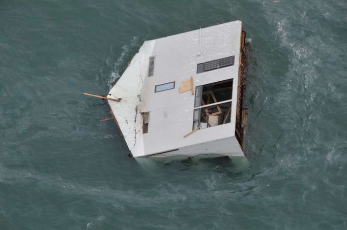 Snímek pořízený z americké helikoptéry ukazuje dům, který byl odplaven do oceánu nedaleko od města Sendai.